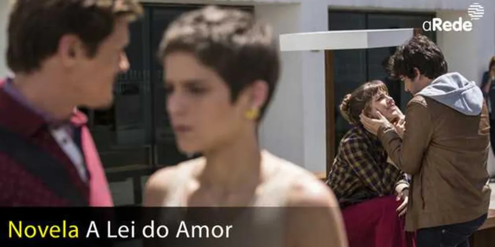 Imagem ilustrativa da imagem Letícia sofre ao ver Tiago e Isabela se beijando