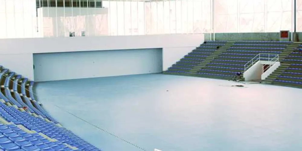 Empresa realiza retoques finais na área interna e aguarda materiais para finalizar a parte da fiação elétrica da Arena