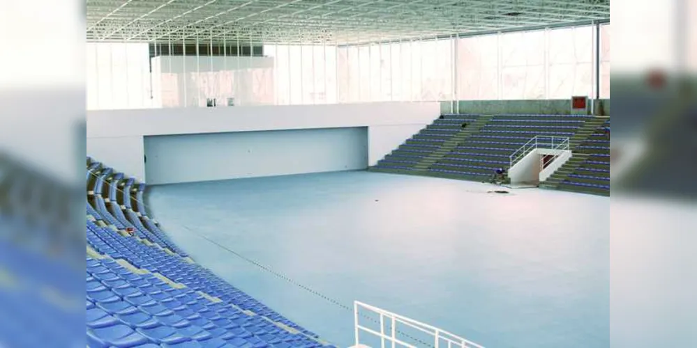 Empresa realiza retoques finais na área interna e aguarda materiais para finalizar a parte da fiação elétrica da Arena