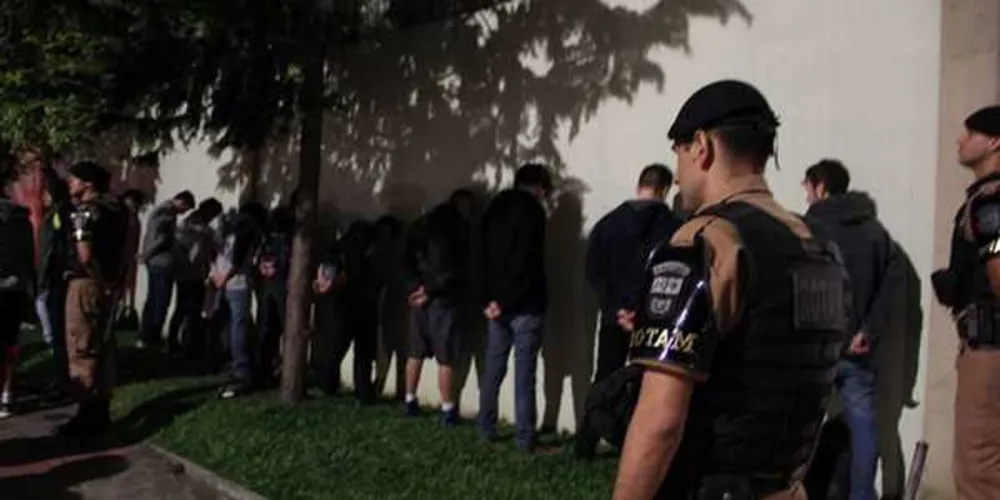 Envolvidos foram abordados pela polícia após confusão