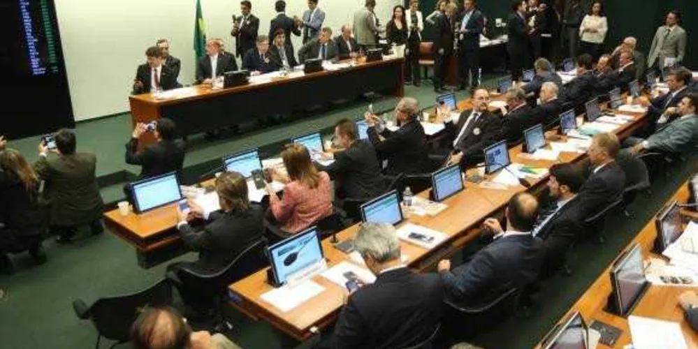 Imagem ilustrativa da imagem Comissão aprova texto de relator e projeto anticorrupção vai para plenário