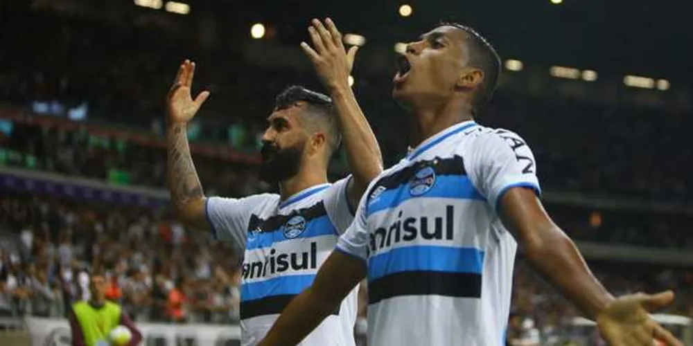 Imagem ilustrativa da imagem Grêmio bate o Galo no Mineirão e larga na frente