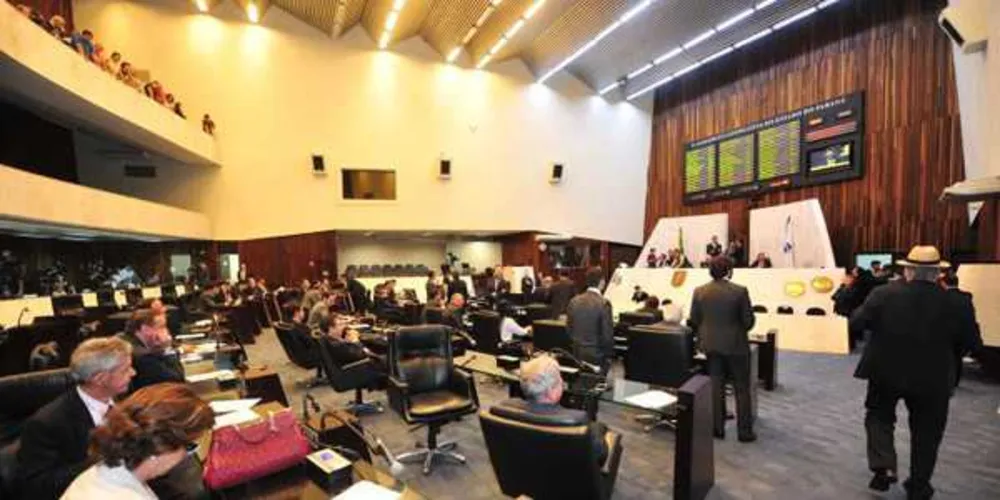 Imagem ilustrativa da imagem Justiça derruba liminar e Assembleia aprova suspensão do reajuste de servidores