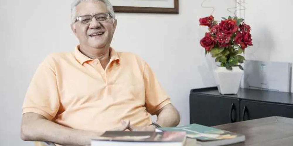 Escritor faz parte da Academia de Letras dos Campos Gerais