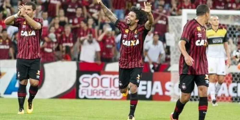 Imagem ilustrativa da imagem Em duelo pela Libertadores, Corinthians recebe o Furacão