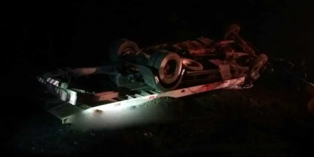 Imagem ilustrativa da imagem Caminhoneiro morre em capotamento na BR 476