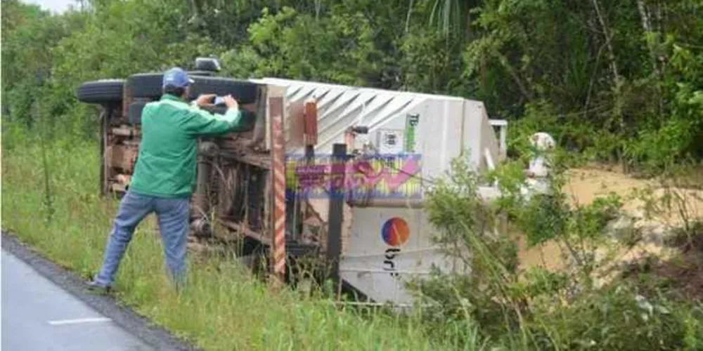 Imagem ilustrativa da imagem Caminhão tomba na região e condutor fica ferido
