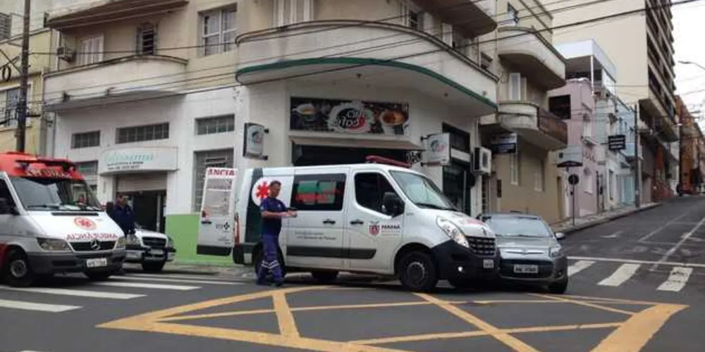 Imagem ilustrativa da imagem Batida entre carro e ambulância complica trânsito no Centro