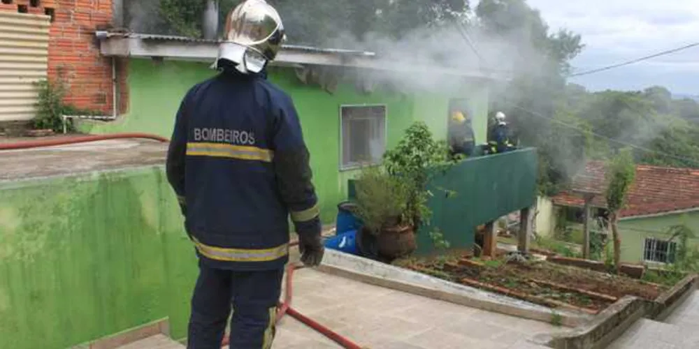 Imagem ilustrativa da imagem Bombeiros controlam incêndio em residência na Nova Rússia