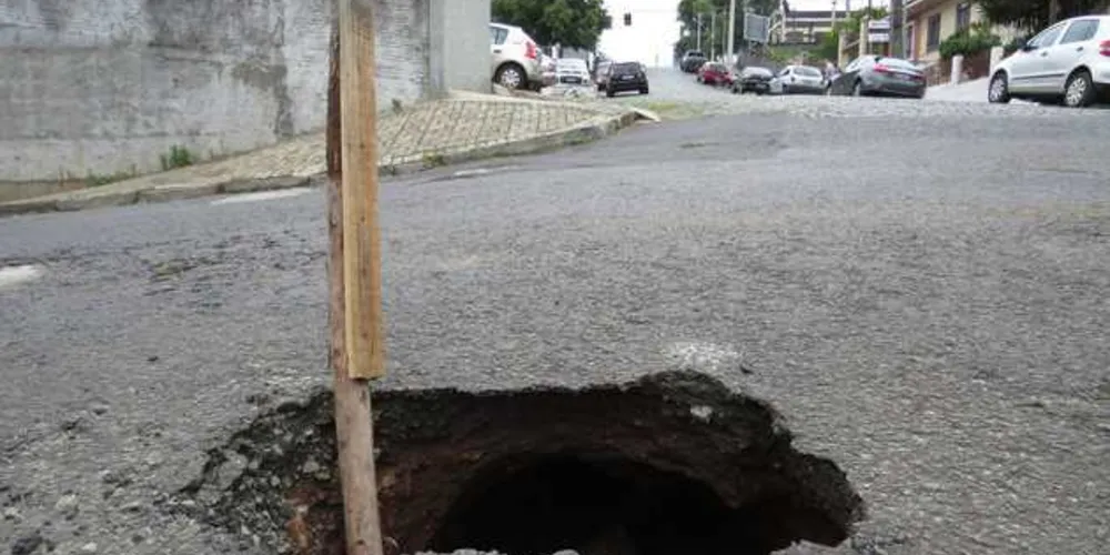 Rua Visconde de Itaboraí, na Nova Rússia, precisou de uma placa para sinalizar o buraco