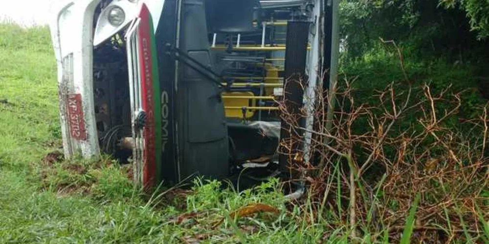 Imagem ilustrativa da imagem Motorista de micro-ônibus perde o controle e capota em Castro