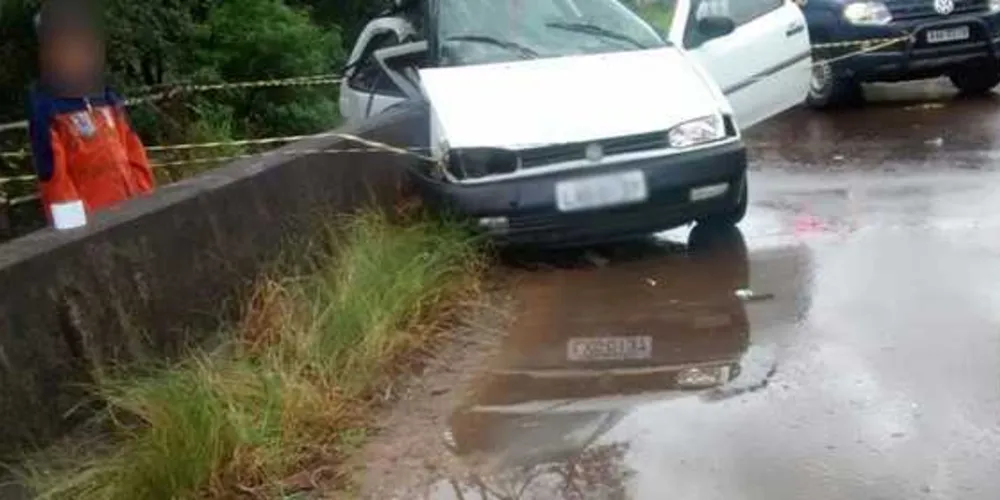 Imagem ilustrativa da imagem Mulher morre após veículo bater em mureta no PR
