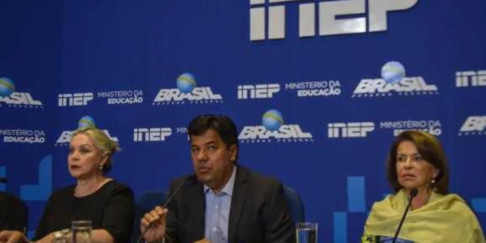 Ministro Mendonça Filho (meio) propõe consulta pública para o Enem