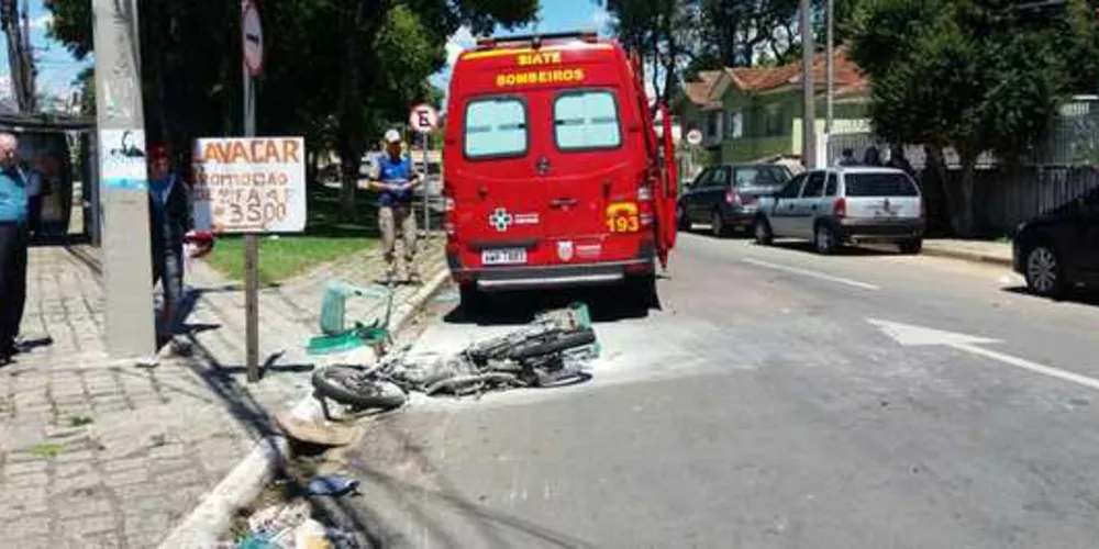 Imagem ilustrativa da imagem Motocicleta explode após batida contra caminhão