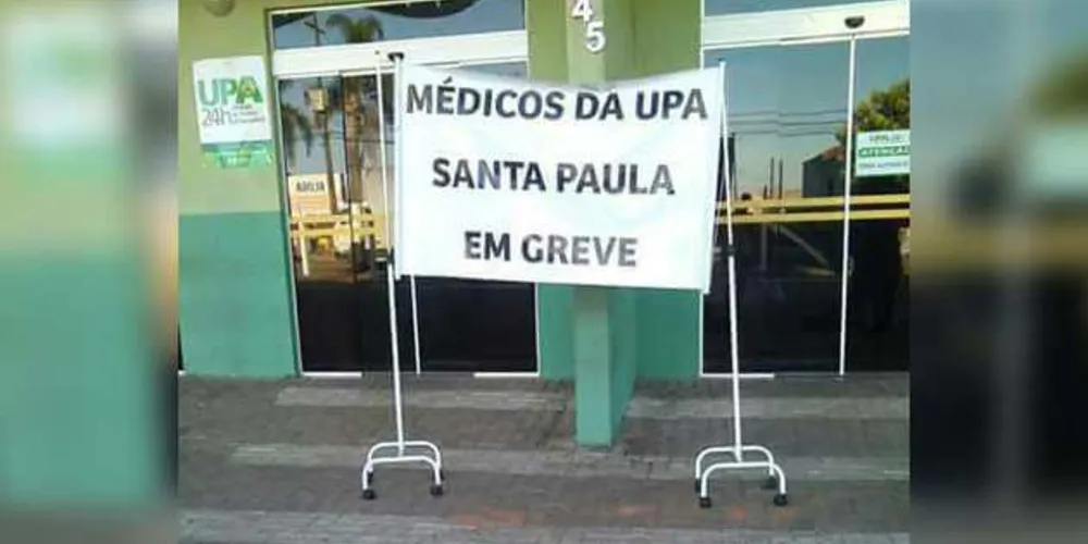 Com suportes para soro, os funcionários da UPA colocaram um cartaz na entrada da Unidade