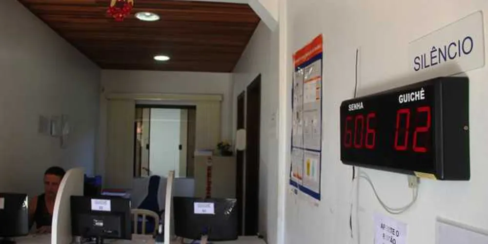 Imagem ilustrativa da imagem Farmácia Municipal de Irati recebe painel eletrônico de senhas