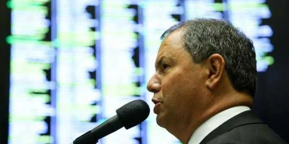O relator da proposta da reforma da Previdência na CCJ, depurado Alceu Moreira, fala no plenário da Câmara
