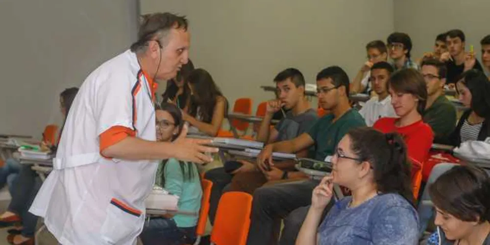 Imagem ilustrativa da imagem Professor prepara alunos para o vestibular há 40 anos em PG