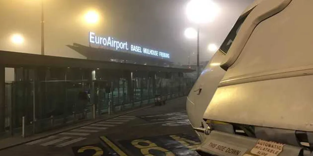 Imagem ilustrativa da imagem Avião cai em aeroporto da Suíça e deixa uma vítima