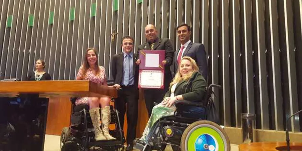 Imagem ilustrativa da imagem Ciclista sem mãos recebe prêmio em Brasília