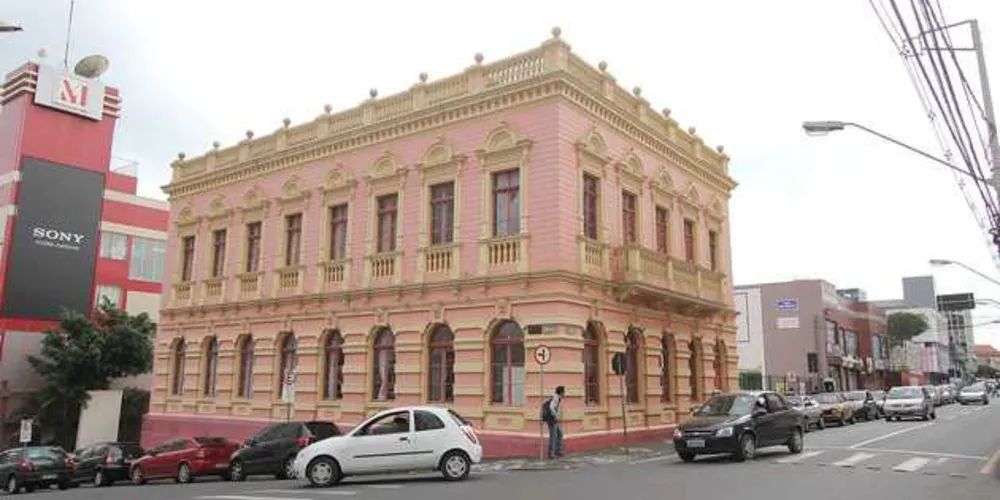 Imagem ilustrativa da imagem Suspeito é detido após arrombar o Centro de Cultura e furtar quadros