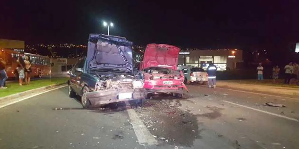Imagem ilustrativa da imagem Colisão entre três carros deixa quatro feridos em viaduto de PG