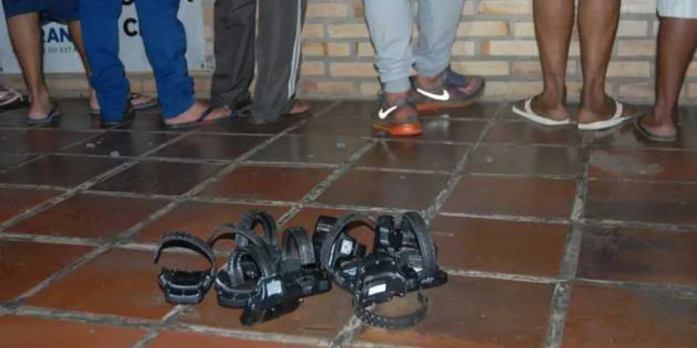Imagem ilustrativa da imagem Polícia prende 24 pessoas por uso inadequado de tornozeleira eletrônica