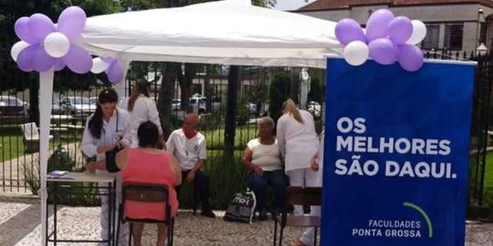 Imagem ilustrativa da imagem Alunos da FacPG medem pressão arterial da comunidade