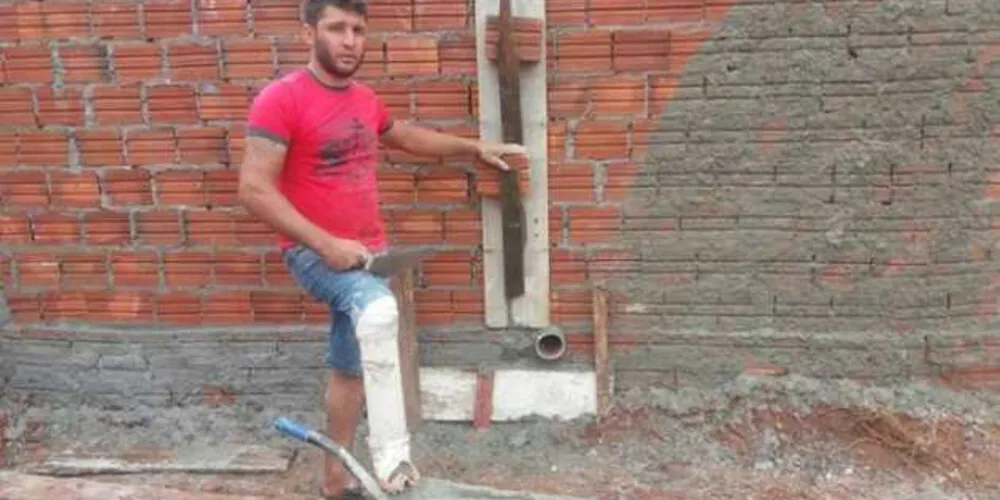 Imagem ilustrativa da imagem Pedreiro adapta cano de plástico em perna amputada para poder trabalhar