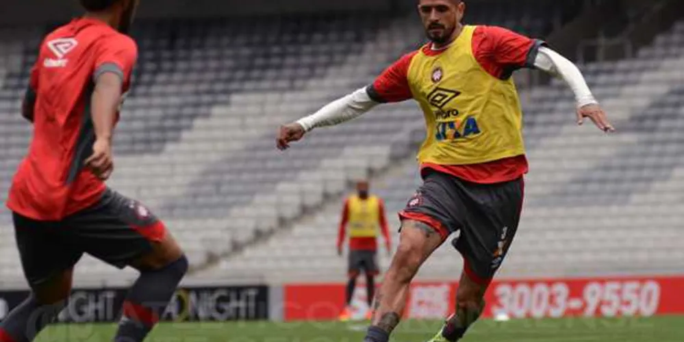 Imagem ilustrativa da imagem De olho na Libertadores, Furacão recebe o Flamengo