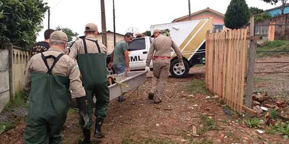 Corpo foi encontrado dentro de um córrego na Rua Chorão