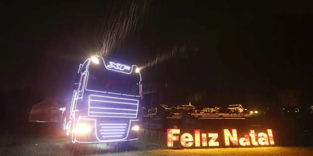 Imagem ilustrativa da imagem Caminhão de Natal DAF ‘desfila’ pelas ruas de PG