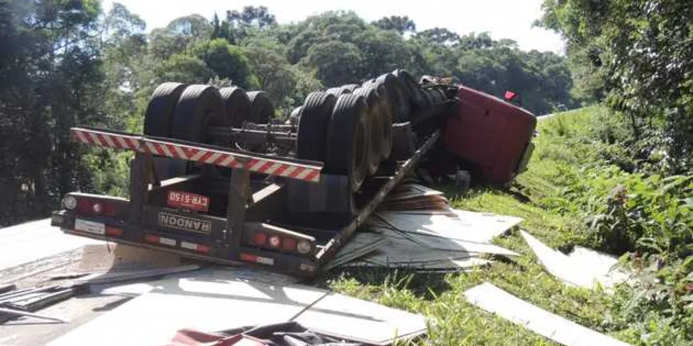 Imagem ilustrativa da imagem Caminhão tomba e fere motorista na BR-277