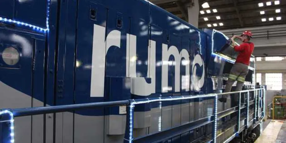 Imagem ilustrativa da imagem Locomotivas iluminadas decoram o PR no Natal
