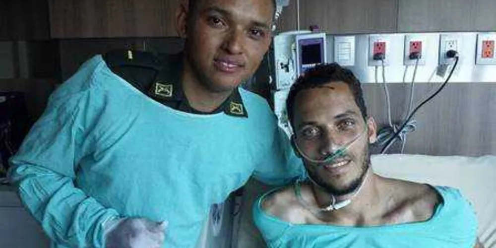 Imagem ilustrativa da imagem Neto recebe a visita do policial que o salvou após tragédia com voo da Chapecoense