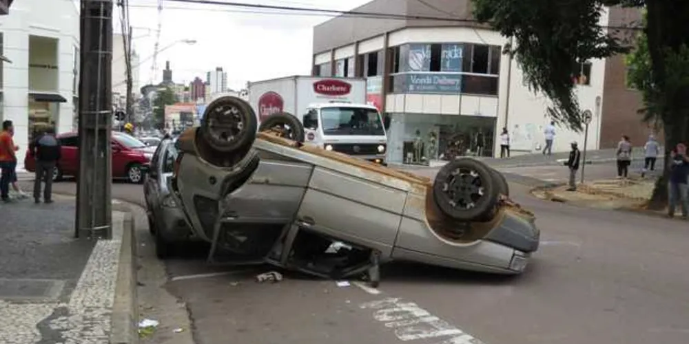 Imagem ilustrativa da imagem Carro capota após colisão no Centro de PG