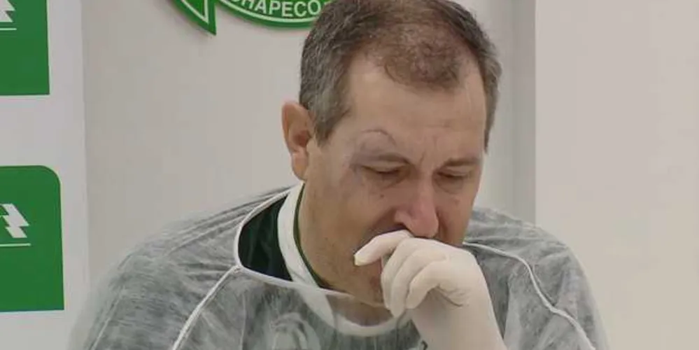 Jornalista se emocionou durante conversa com imprensa.