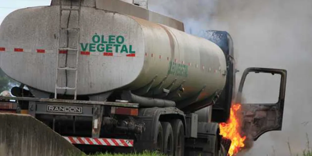 Imagem ilustrativa da imagem Cabine de carreta pega fogo em rodovia de PG