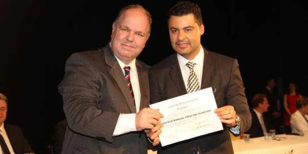 Diplomação dos eleitos em Ponta Grossa aconteceu na segunda-feira, à noite, no Cine Ópera
