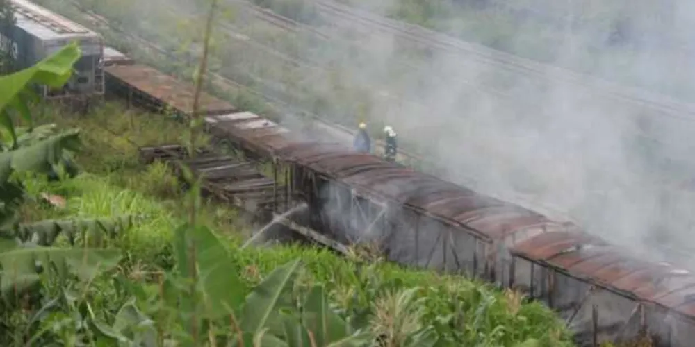 Imagem ilustrativa da imagem Incêndio atinge pátio de ferrovia e destrói vagões em PG