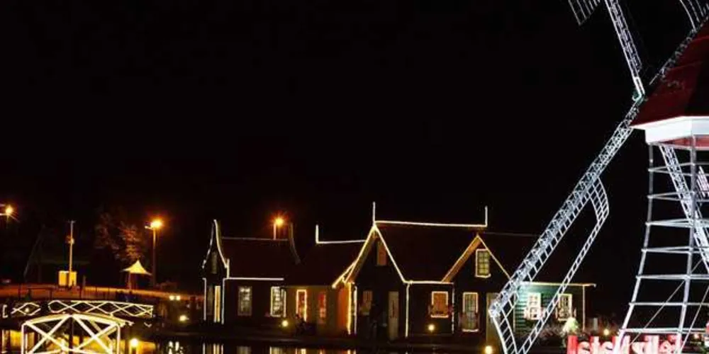 Parque Histórico de Carambeí também foi iluminado para o Natal