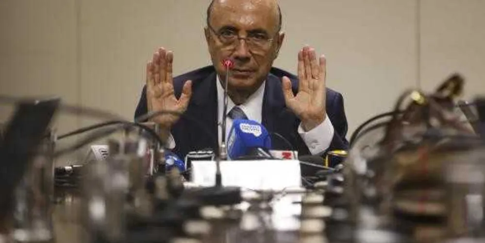 Brasília – O ministro Henrique Meirelles concede entrevista a jornalistas após café da manhã. (Antônio Cruz/Agência Brasil)