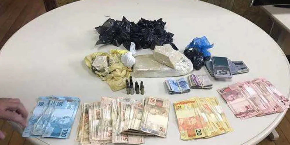 Dinheiro e material entorpecente foram apreendidos na operação policial