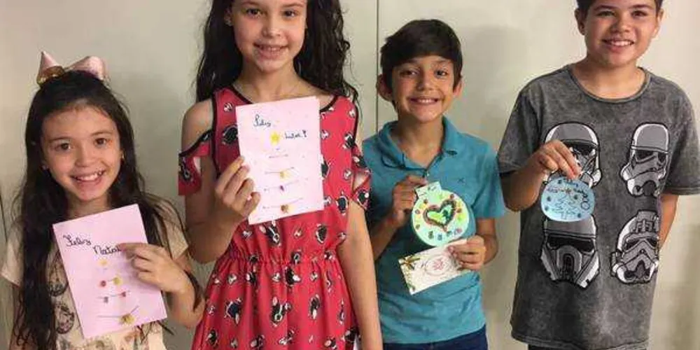 Alunos do Day Care estreitam os laços confeccionando cartões natalinos que serão entregues às crianças do projeto
