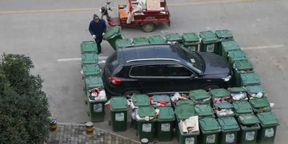 Imagem ilustrativa da imagem Lixeiro ‘prende’ carro que estacionou em área de coleta
