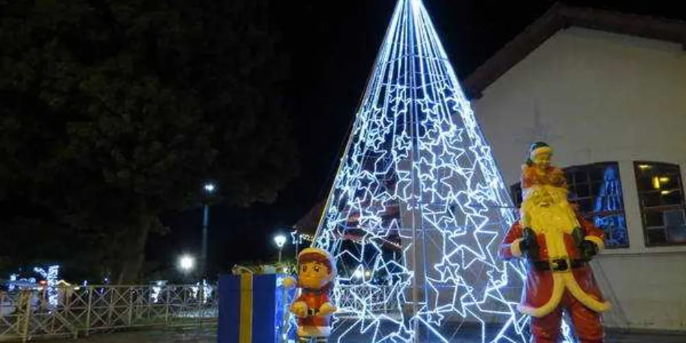 Parque Ambiental de Ponta Grossa foi decorado com quase 500 peças e milhares de luzes
