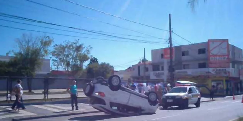 Imagem ilustrativa da imagem Carro capota após colisão e complica trânsito em PG