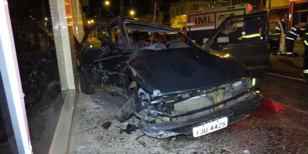 Acidente aconteceu na madrugada da última sexta-feira
