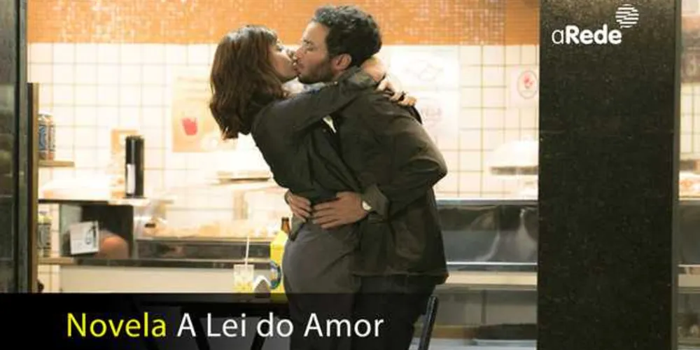 Imagem ilustrativa da imagem Ana Luiza e Elio ficam juntos no quarto de Vitória