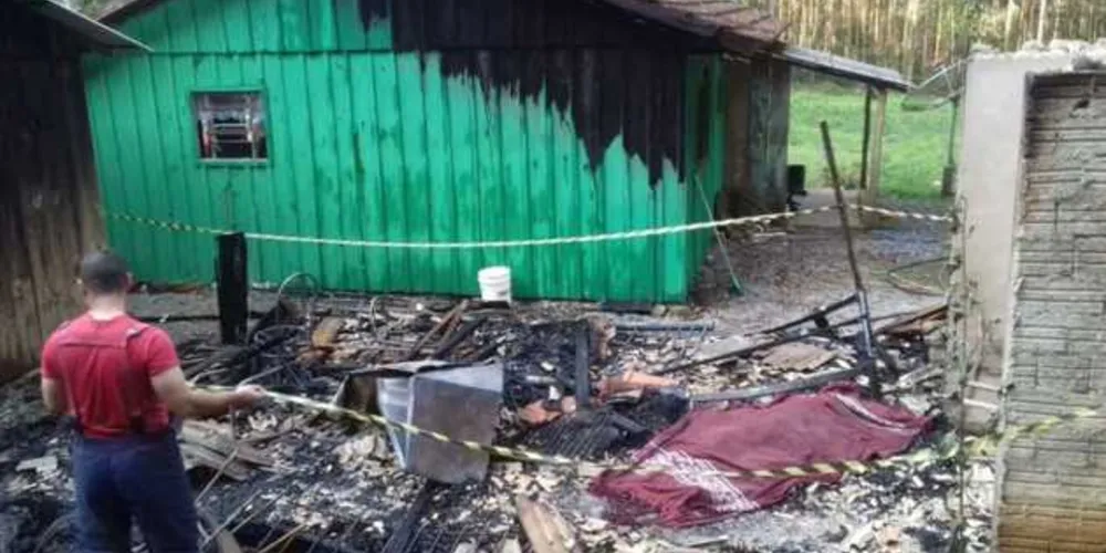 Imagem ilustrativa da imagem Incêndio em residência causa morte de idoso em Castro